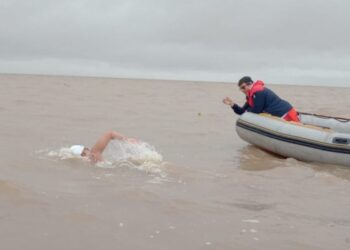 Histórico Cruce a Nado del Río de la Plata: Matías Díaz Hernández rompe récord