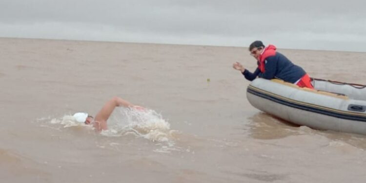 Histórico Cruce a Nado del Río de la Plata: Matías Díaz Hernández rompe récord