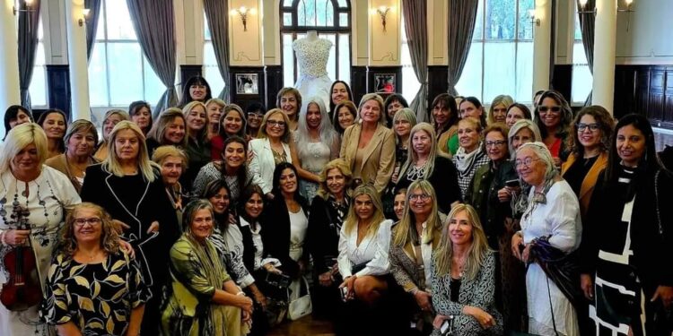 En edificio Mercosur de la OEA en Montevideo fue presentada la obra «El Vestido» de la artista Lacacina Carla Espinosa