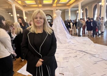 Una de las 500 mujeres escribientes de la obra la artista Carla Espinosa exhibida en el Edificio Mercosur