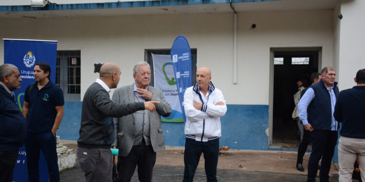 Visitas en inicio de obras de Plaza de Deportes de Colonia