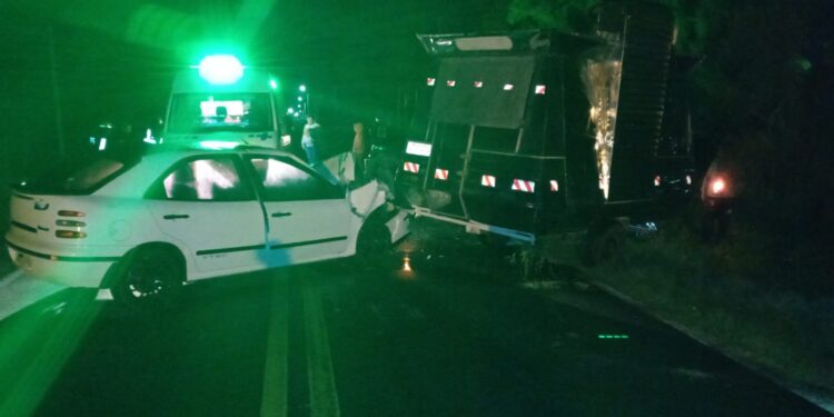 Un auto impactó contra un carro de comidas, una  mujer que estaba parada frente al mismo falleció esta madrugada.
