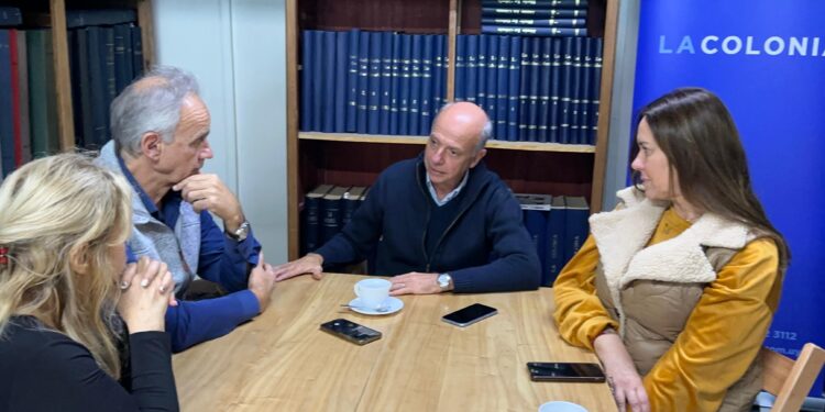 Senador Javier García junto a Directora de OPP María de Lima y el edil Roberto Calvo en La Colonia