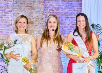 Roxana Poletti es coronada Reina en el certamen ‘‘Señora de las 4 Décadas’’ en Colonia