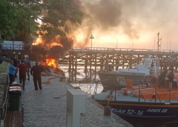 Se incendió una lancha en el muelle de madera de Colonia