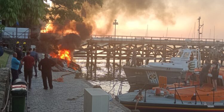 Se incendió una lancha en el muelle de madera de Colonia