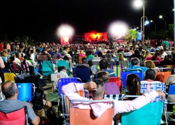 Masiva celebración en las letras corpóreas por los 345 años de Colonia del Sacramento
