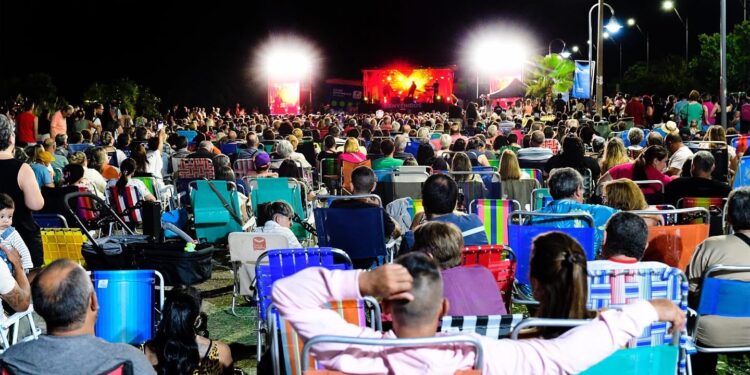 Masiva celebración en las letras corpóreas por los 345 años de Colonia del Sacramento