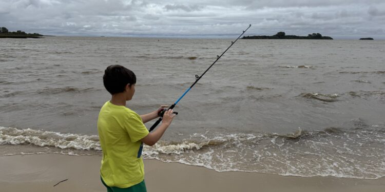 Iniciativa de escuela de pesca para niños en La Arenisca