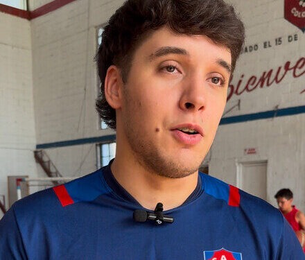 Creciendo bajo el aro con la musculosa roja del Pueblo Nuevo