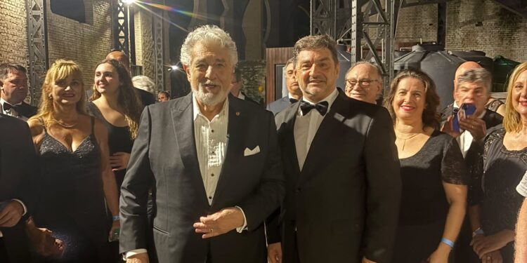 Plácido Domingo y el Coro Municipal de Colonia
