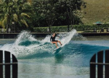 Surf sin mar: el primer hotel de Latinoamérica con pileta de olas
