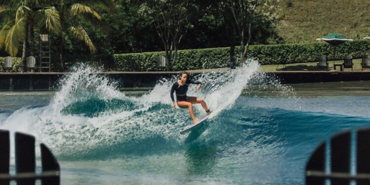 Surf sin mar: el primer hotel de Latinoamérica con pileta de olas