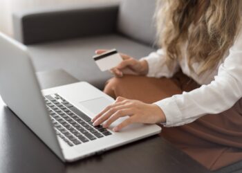 Ciberlunes rompe récords en Uruguay: las mujeres lideran el consumo con crédito