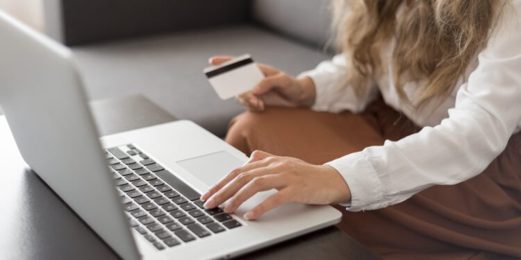 Ciberlunes rompe récords en Uruguay: las mujeres lideran el consumo con crédito