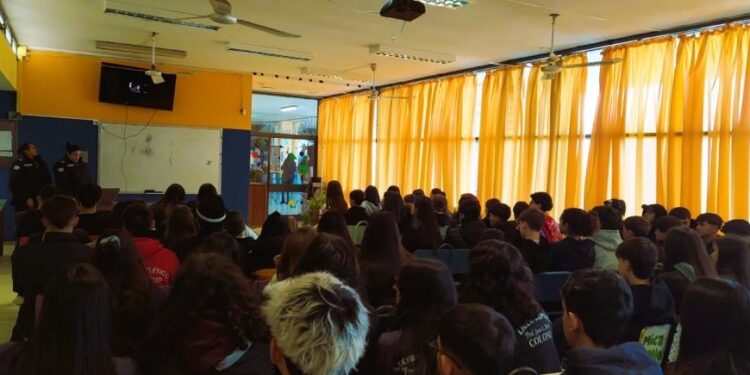 Taller sobre el uso responsable de redes sociales en el Liceo N.º 1 “Juan Luis Perrou”