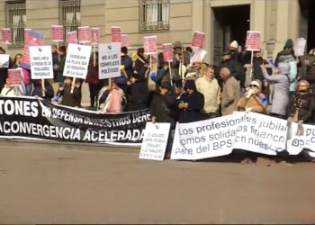 Paro de profesionales universitarios contra la reforma de la Caja de Profesionales