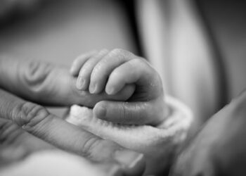 Nació el primer bebé por gestación subrogada en Uruguay: un hito médico y legal