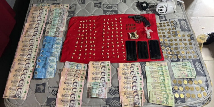 Operativo en Juan Lacaze: Detención e incautaciones de drogas, armas y dinero