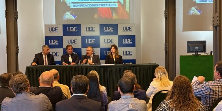 UDE y la Intendencia de Colonia firman convenio histórico de becas
