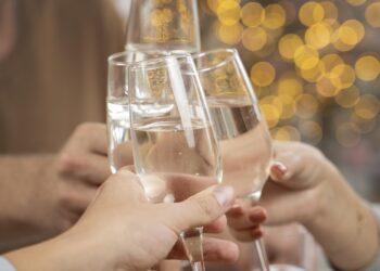 Navidad en Colonia: Cuando el brindis se escucha más que la pirotecnia