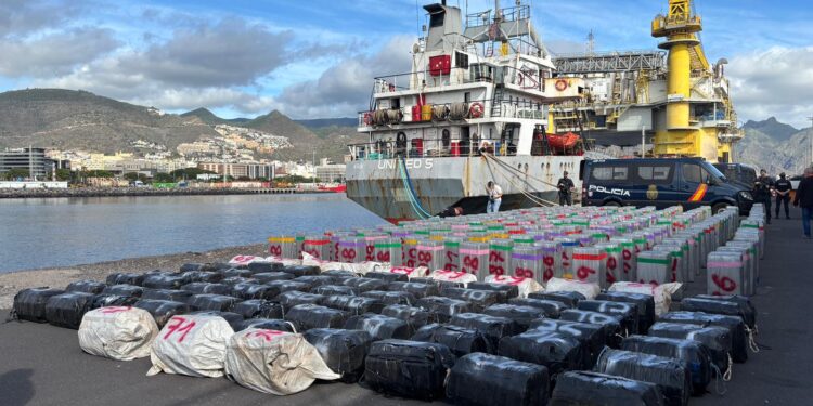 Incautan casi 10 toneladas de cocaína en un mercante en alta mar