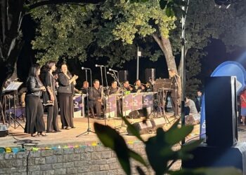Compañía Orígenes deslumbra en la Peña Folclórica de la Plaza Mayor