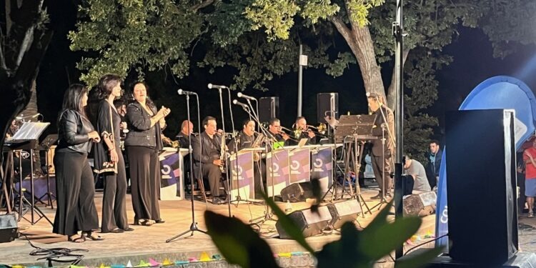 Compañía Orígenes deslumbra en la Peña Folclórica de la Plaza Mayor