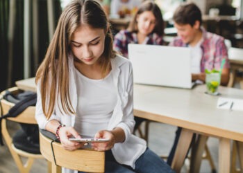 Celulares en clase: Entre la integración tecnológica y la necesidad de límites