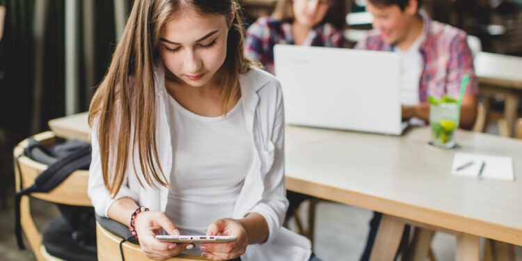 Celulares en clase: Entre la integración tecnológica y la necesidad de límites