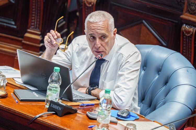 20260128 / Mauricio Zina / adhocFOTOS / URUGUAY / MONTEVIDEO / Comparecencia del Ministro del interior a la Comisión Permanente en la Cámara de Senadores del Palacio Legislativo en Montevideo.


En la foto: Carlos Negro durante la comparecencia del Ministro del interior a la Comisión Permanente en la Cámara de Senadores del Palacio Legislativo en Montevideo.
 Foto: Mauricio Zina / adhocFOTOS